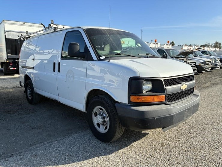 2016-chevrolet-express-2500-image-2