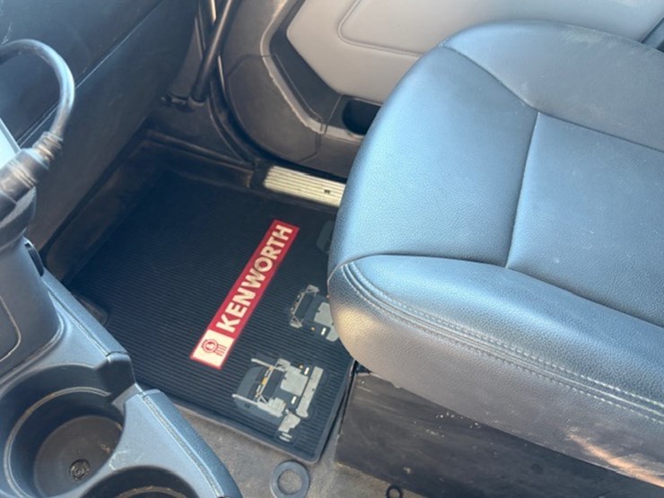 2024-kenworth-t880-image-48