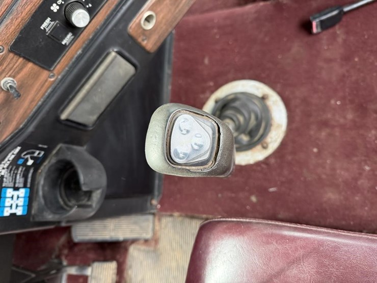 1999-freightliner-fld120-image-10