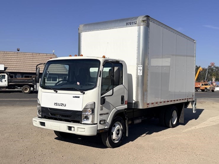 2024-isuzu-npr-image-1