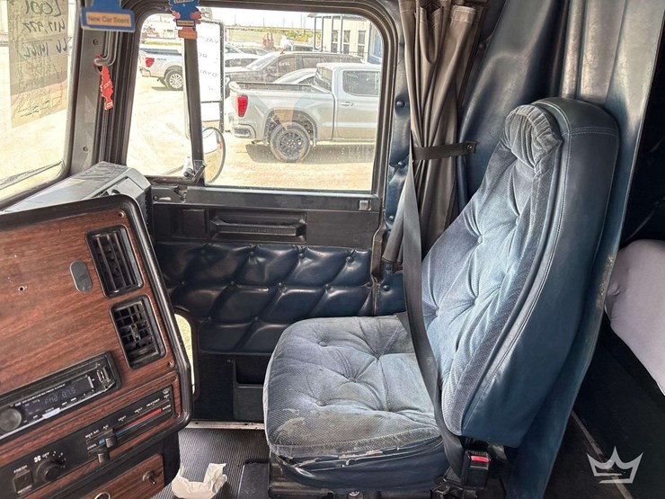 2001-freightliner-fld120-image-43