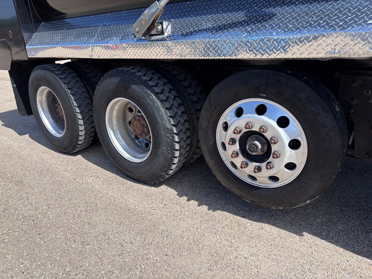 2016-peterbilt-567-image-6