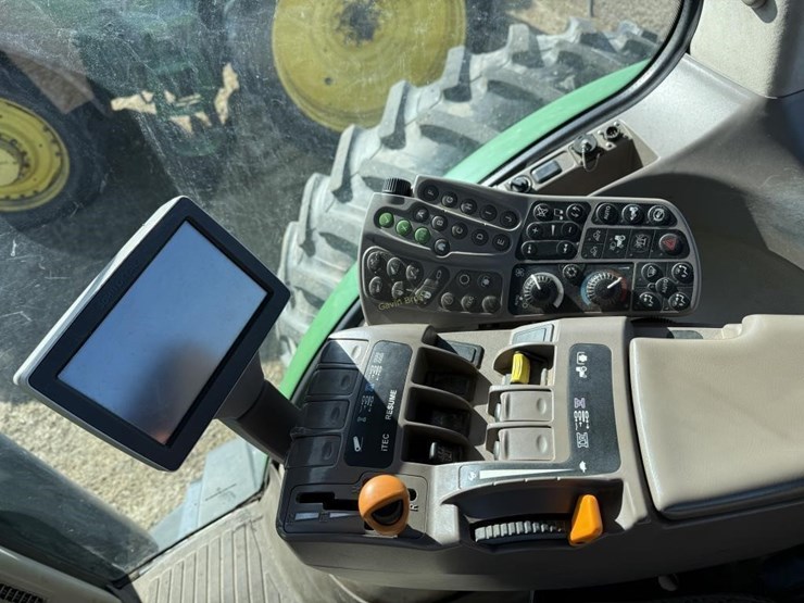 john-deere-8235r-image-13