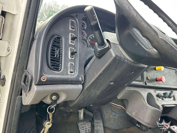 2015-freightliner-m2-106-image-33