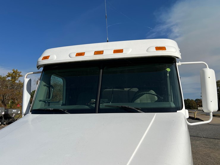 2006-freightliner-auger-truck-image-16