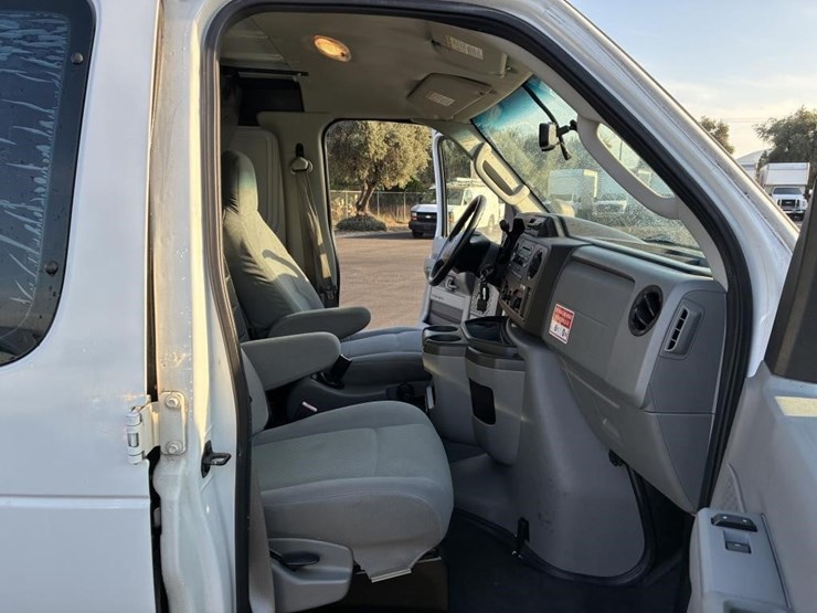 2011-ford-e350-image-10
