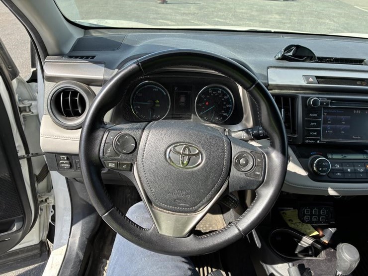 2016-toyota-rav4-image-14