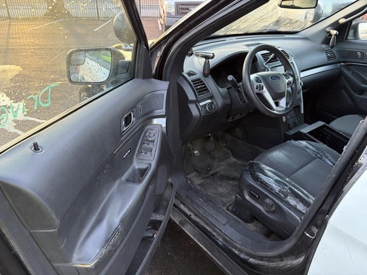 2015-ford-explorer-image-13