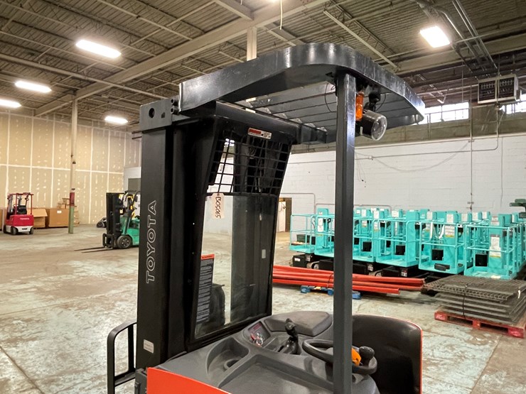 #221-•-2012-toyota-electric-ride-on-reach-truck-image-5