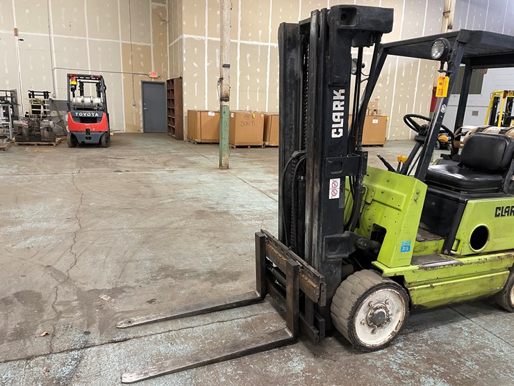 #172-•-clark-gcs25-propane-forklift-image-9