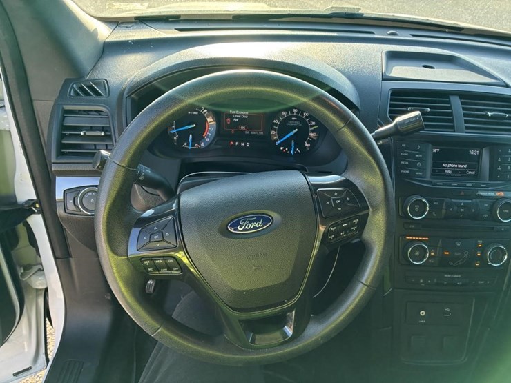 2016-ford-explorer-image-13