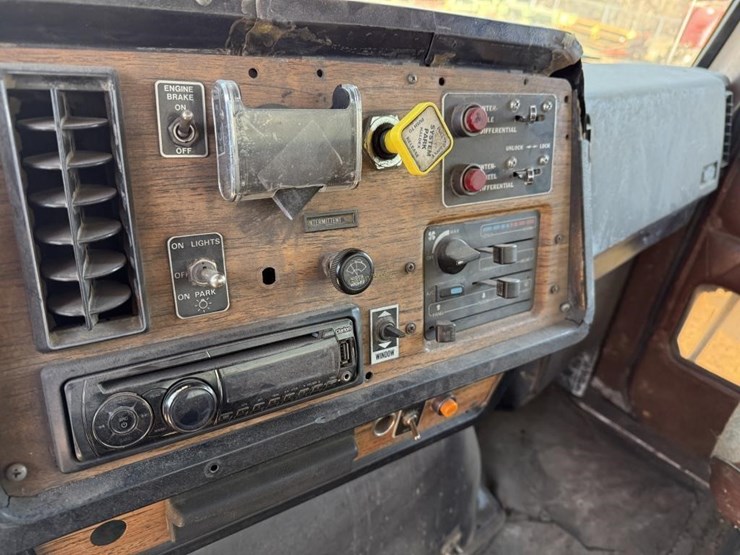 1990-white-gmc-autocar-dump-truck-image-12