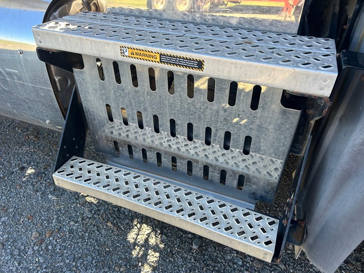 2012-mack-tender-truck-w/adams-rear-discharge-bed-auger-image-18