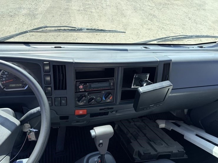 2017-isuzu-nrr-image-19