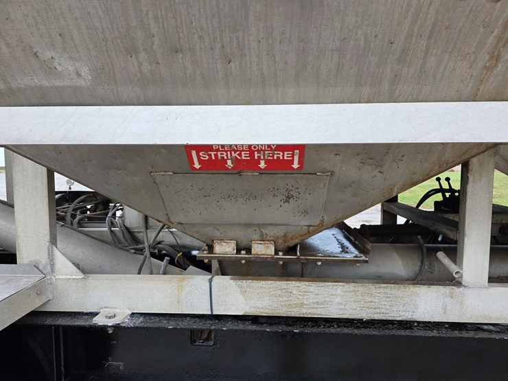 freshly-refurbished!-2016-kbh-fertilizer-tender-trailer---isuzu-diesel-image-13