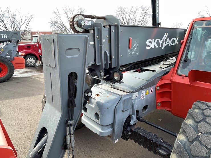 #130-•-2018-skyjack-sj843-telehandler-image-13