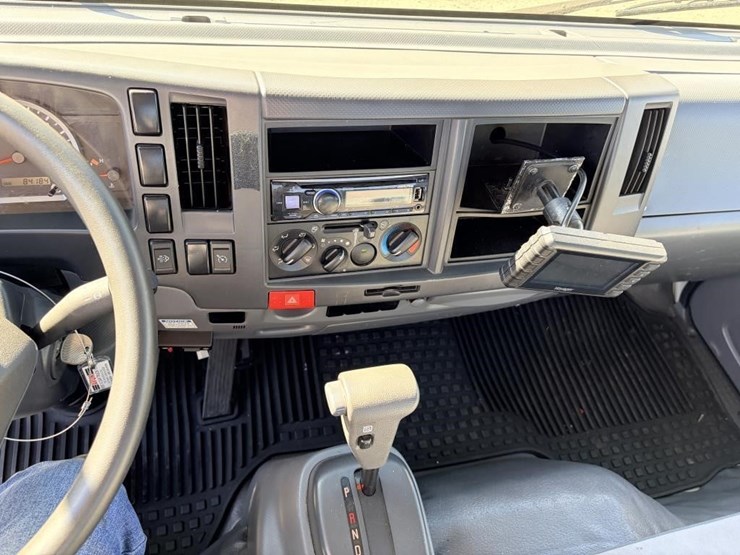 2017-isuzu-nrr-image-15