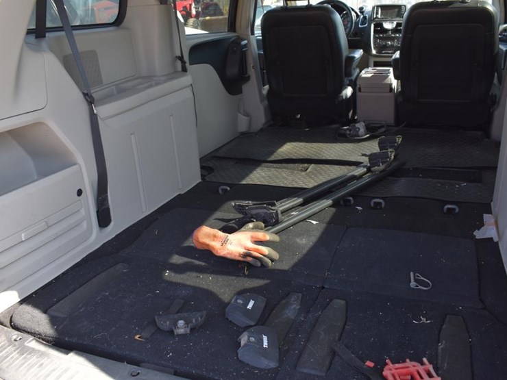 2015-chrysler-town-&-country-image-16