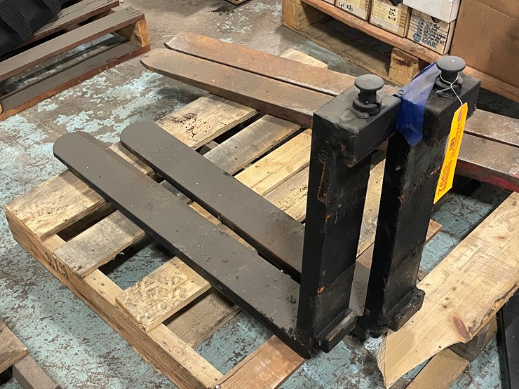 #7669-•-set-of-forklift-pallet-forks-image-1