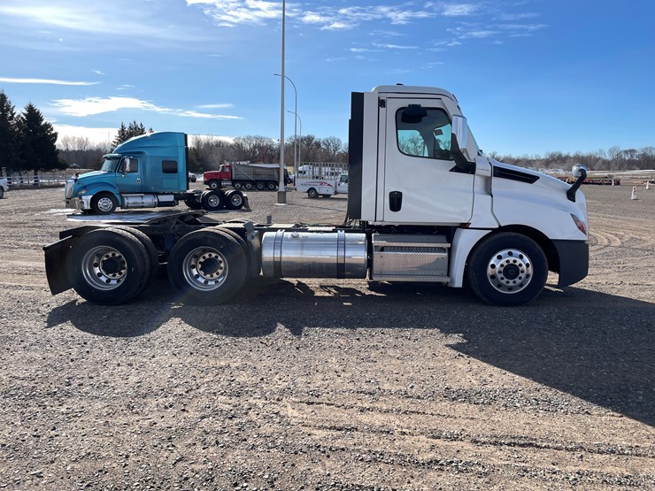 #1460-•-2022-freightliner-truck-tractor-(has-mn-title)-image-6