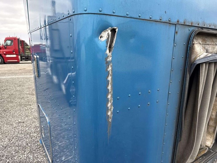 1993-peterbilt-379-image-3