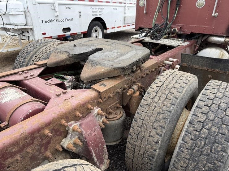 1999-freightliner-fld120-image-8