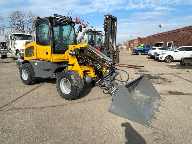 #114-•-new-magnum-3300p-telescoping-wheel-loader-image-3