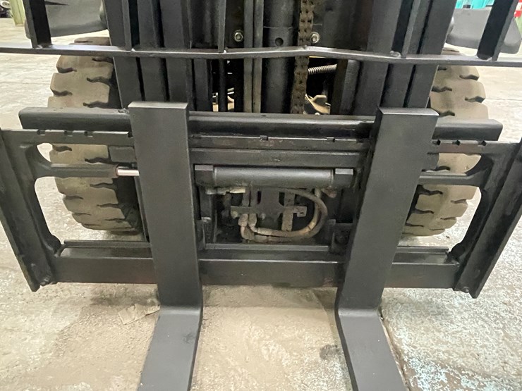 #176-•-2011-yale-propane-forklift-image-12