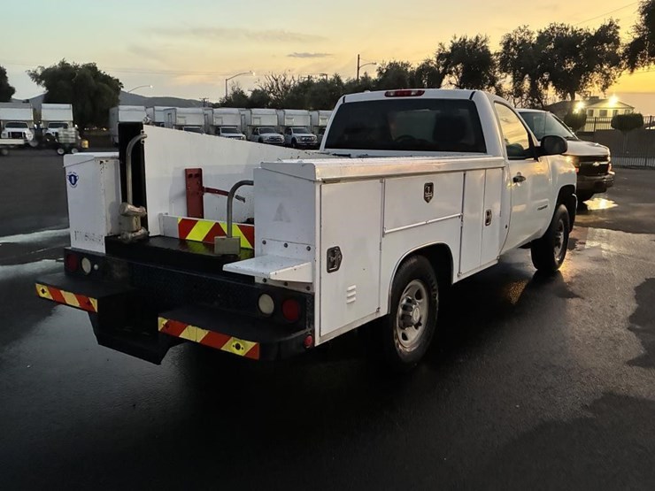 2010-chevrolet-2500hd-image-3