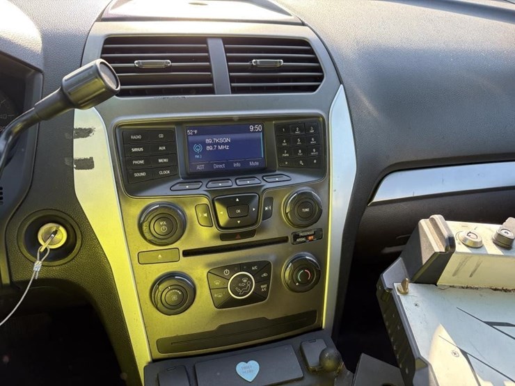 2015-ford-explorer-image-17