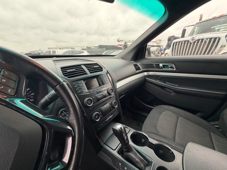 2016-ford-explorer-image-6