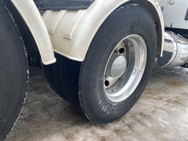 2022-kenworth-t680-image-24