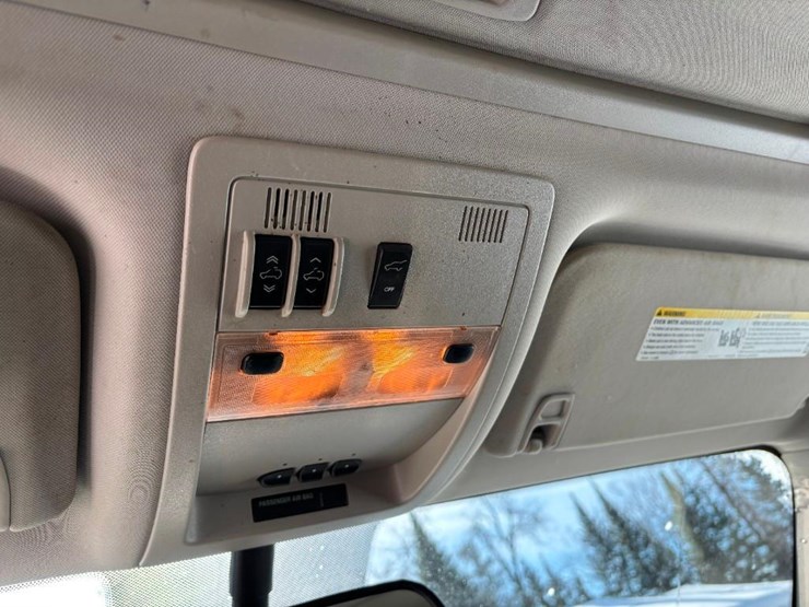 2010-chevrolet-suburban-image-19