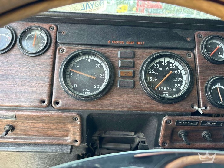 2001-freightliner-fld120-image-29