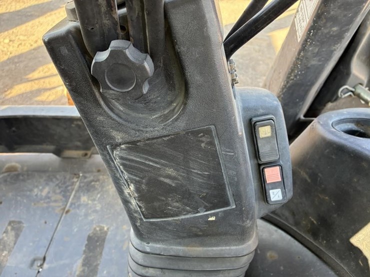 2019-case-580sn-image-30