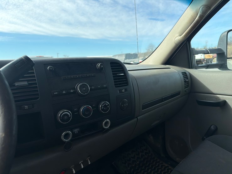 2013-chevrolet-3500-image-14