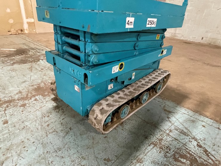 #203-•-2012-en-environment-electric-track-scissor-lift-image-9