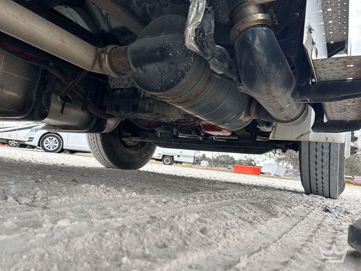 2015-freightliner-m2-106-image-51