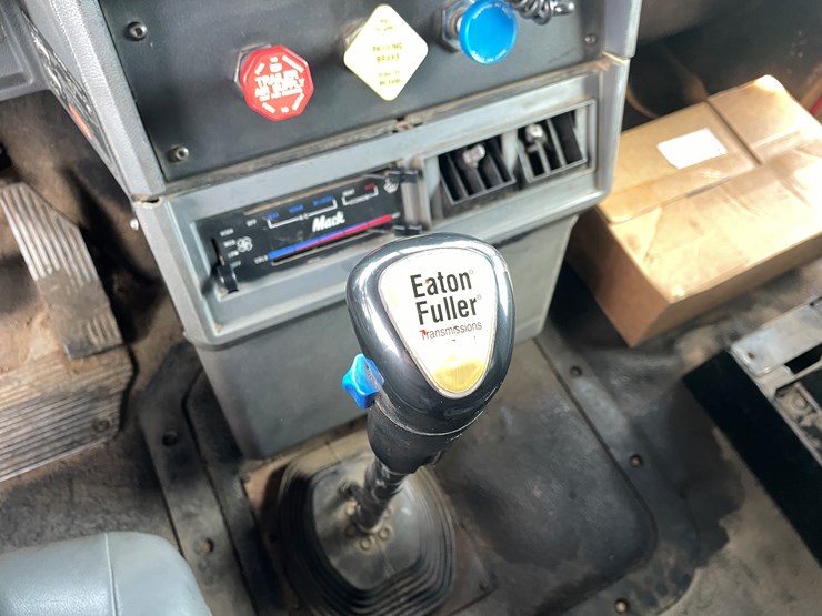 2001-mack-cl713-image-30