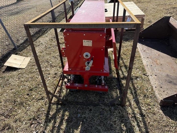 new-agt-universal-attach/3pt-68"-planter-image-2