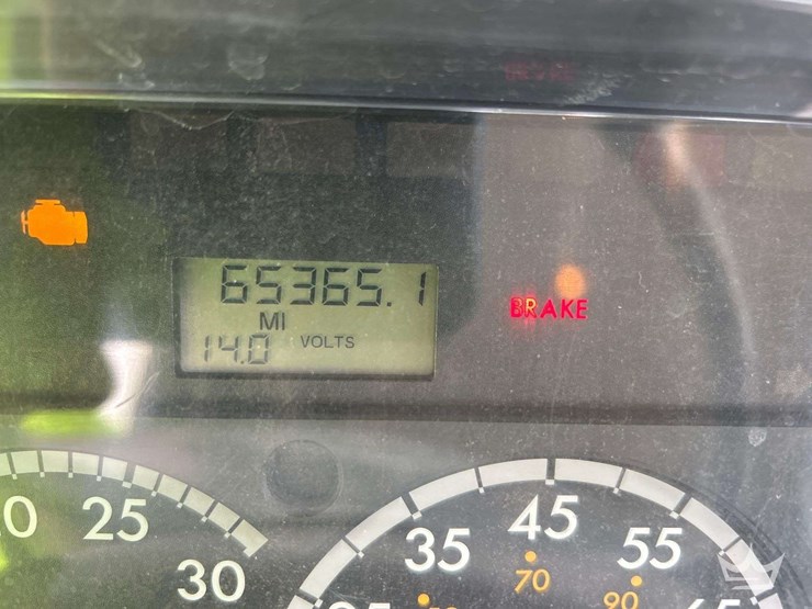 2015-freightliner-m2-106-image-15