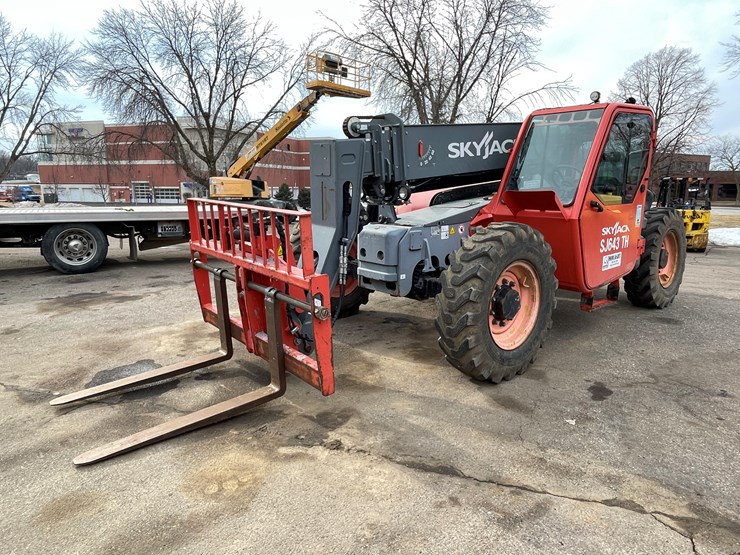 #132-•-2017-skyjack-sj643-telehandler-image-1
