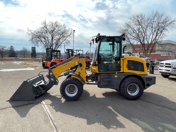 #114-•-new-magnum-3300p-telescoping-wheel-loader-image-8