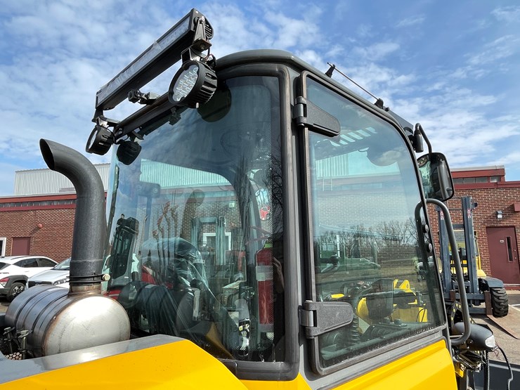 #114-•-new-magnum-3300p-telescoping-wheel-loader-image-40