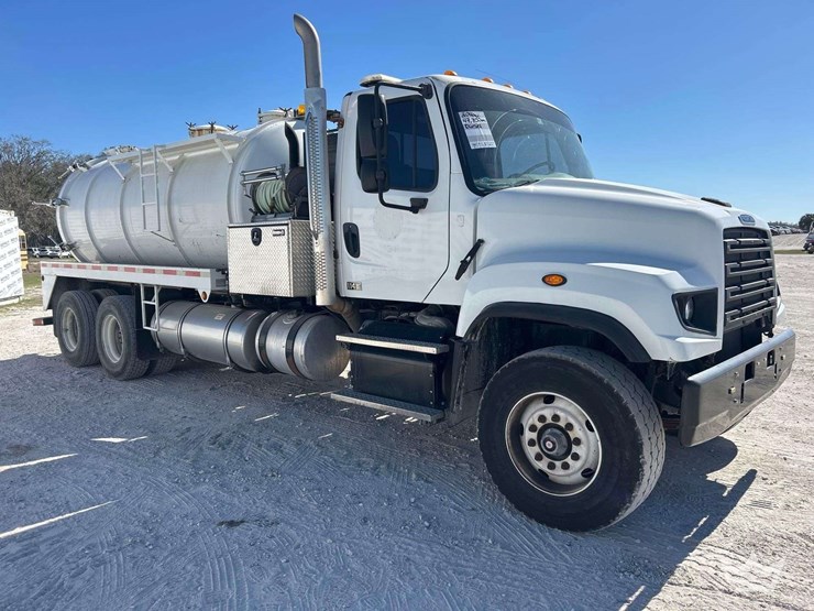 2016-freightliner-114sd-image-2