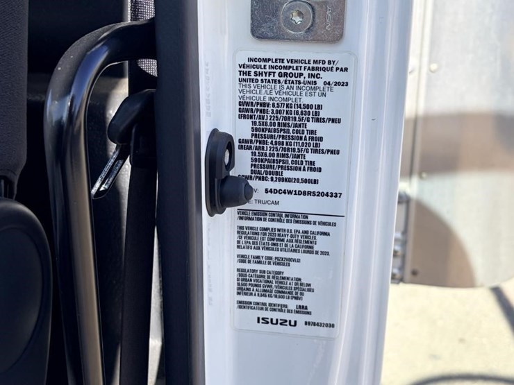 2024-isuzu-npr-image-23