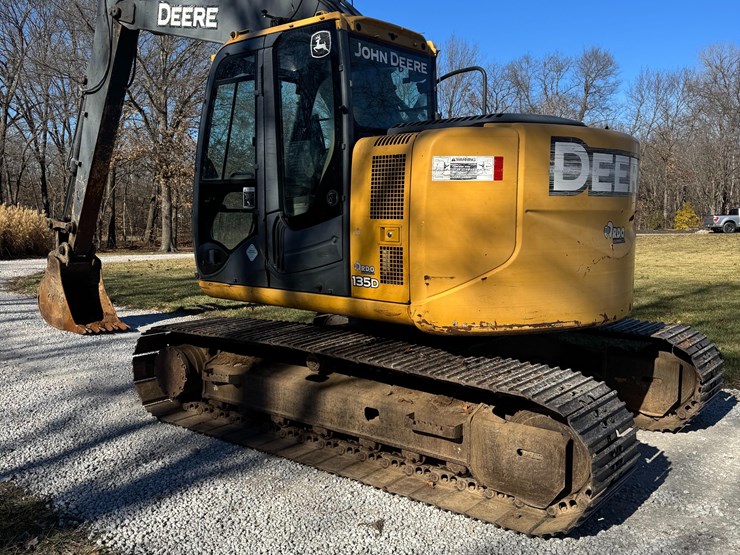 2012-deere-135d-image-3