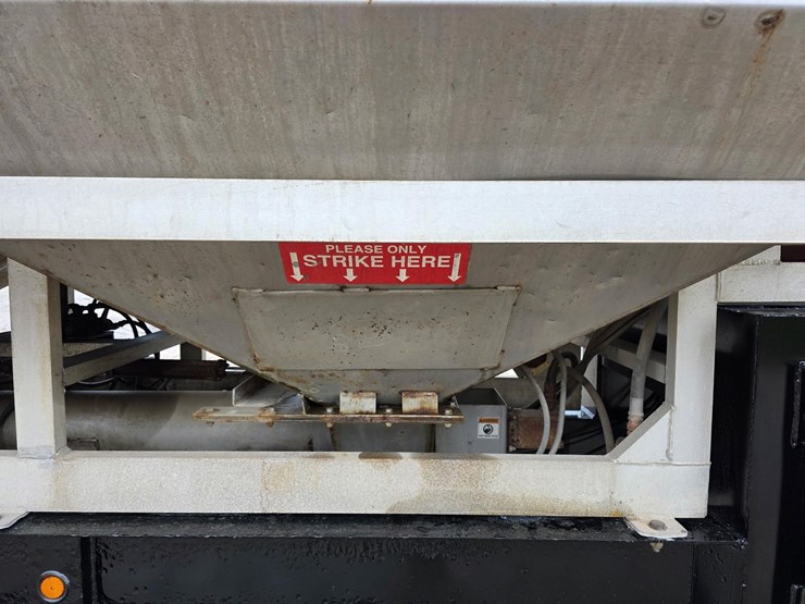 freshly-refurbished!-2016-kbh-fertilizer-tender-trailer---isuzu-diesel-image-11