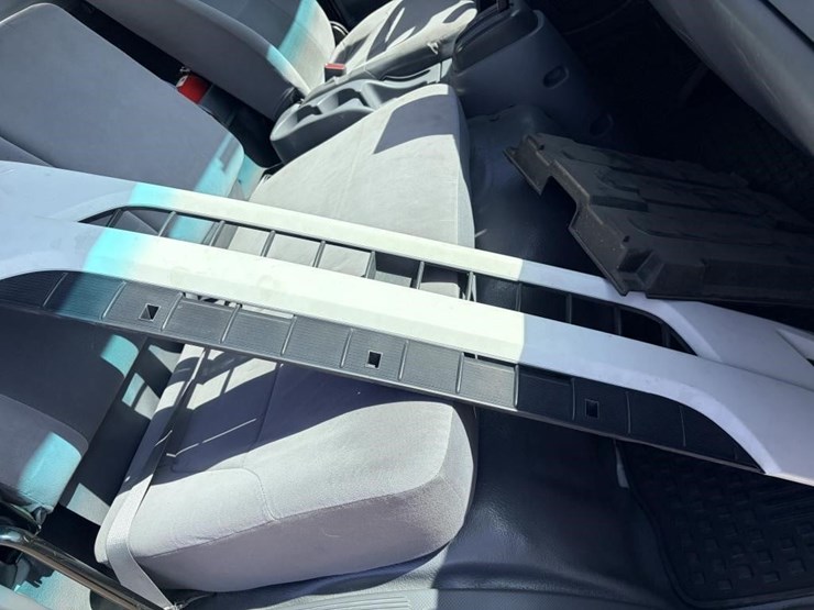 2017-isuzu-nrr-image-6