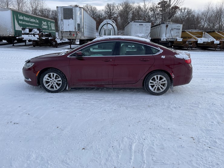 #1524-•-2016-chrysler-200-(has-mn-title)-image-2